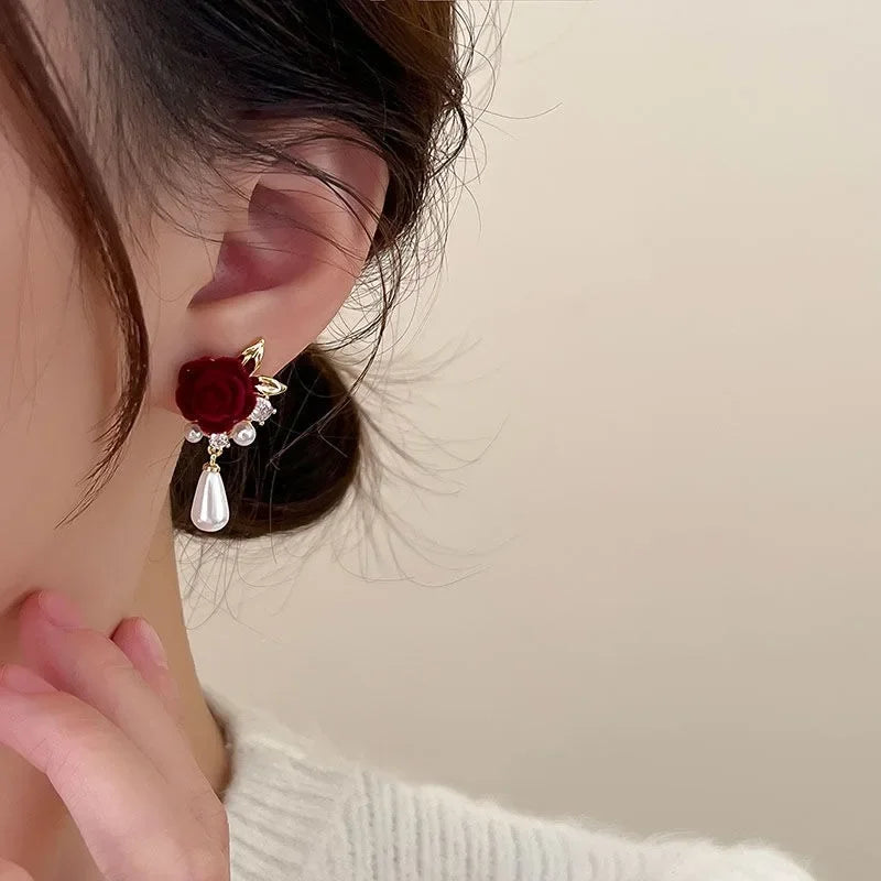 New Wine Red Velvet Rose Pearl Earrings for Women Vintage Red Rose Elegant High-end Studs Earrings Jewelry Accessories серьги